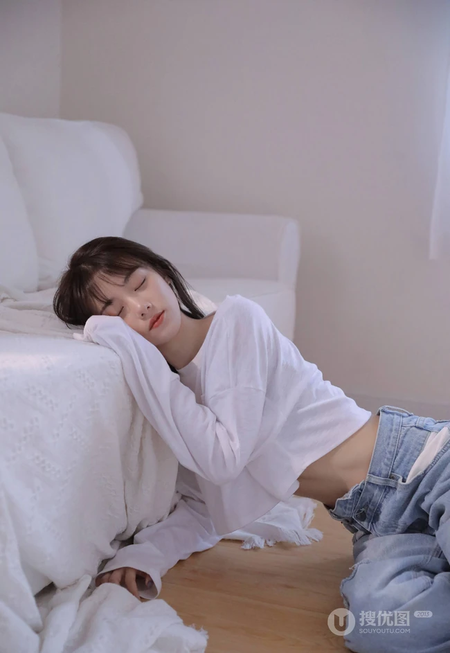 余晖很美，愿保持热爱，漂亮白皙纤细线条少女白衫牛仔裤清新写真照片