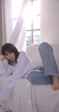 余晖很美，愿保持热爱，漂亮白皙纤细线条少女白衫牛仔裤清新写真照片