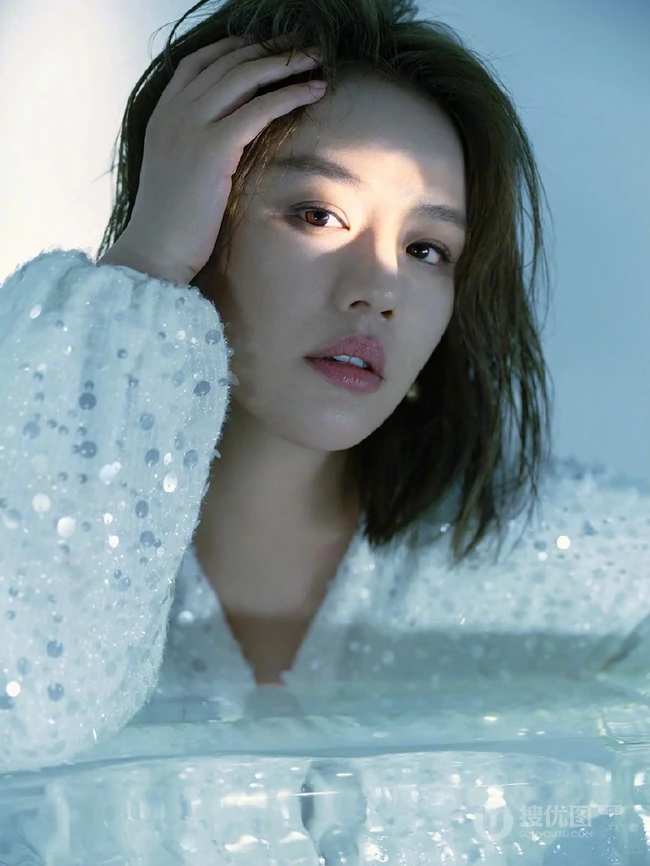 马思纯光影主题唯美写真登杂志五月刊图片