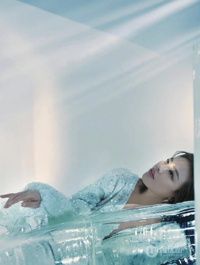 马思纯光影主题唯美写真登杂志五月刊图片
