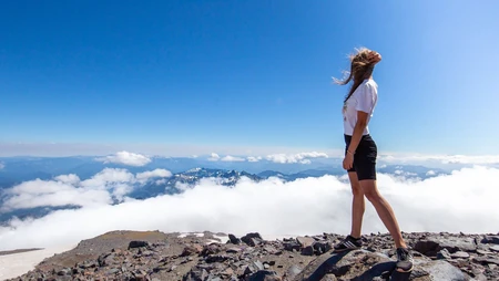 云雾缭绕的山峰 高峰景色，登上山顶的欧美运动美女高清壁纸图片