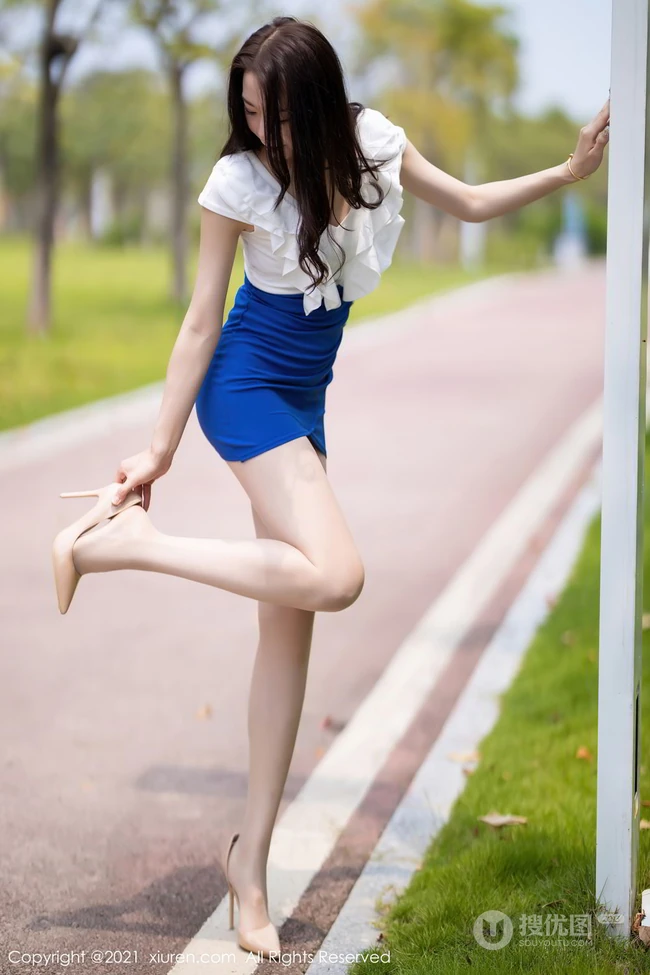 气质高挑大长腿女生梦心月白衫蓝色短裙优雅动人街拍写真图片