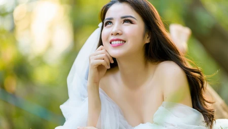 穿白色婚纱的甜美笑容亚洲女孩唯美高清桌面壁纸图片