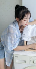 笑容甜美居家少女格纹衬衫牛仔短裤穿搭气质清新写真美照