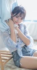 笑容甜美居家少女格纹衬衫牛仔短裤穿搭气质清新写真美照