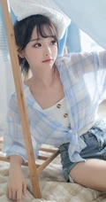 笑容甜美居家少女格纹衬衫牛仔短裤穿搭气质清新写真美照