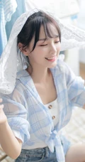 笑容甜美居家少女格纹衬衫牛仔短裤穿搭气质清新写真美照