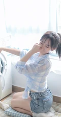 笑容甜美居家少女格纹衬衫牛仔短裤穿搭气质清新写真美照