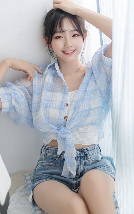 笑容甜美居家少女格纹衬衫牛仔短裤穿搭气质清新写真美照