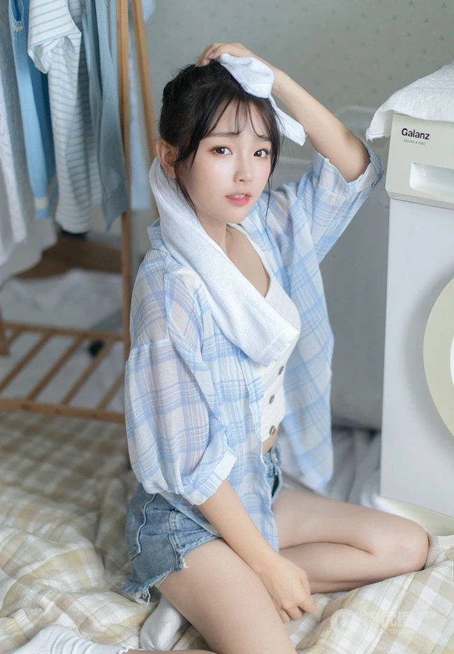 笑容甜美居家少女格纹衬衫牛仔短裤穿搭气质清新写真美照