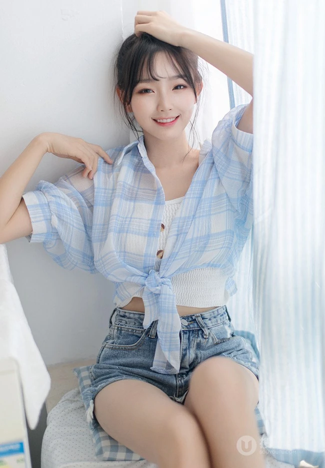 笑容甜美居家少女格纹衬衫牛仔短裤穿搭气质清新写真美照