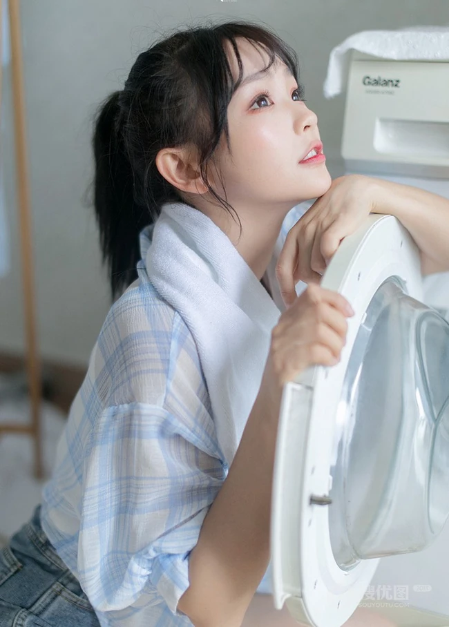笑容甜美居家少女格纹衬衫牛仔短裤穿搭气质清新写真美照