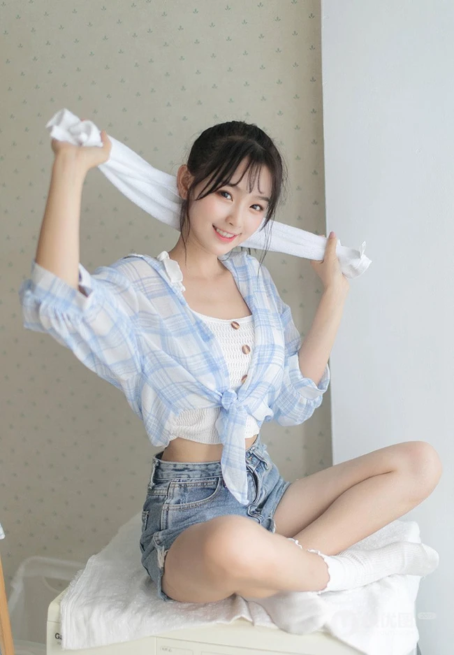 笑容甜美居家少女格纹衬衫牛仔短裤穿搭气质清新写真美照