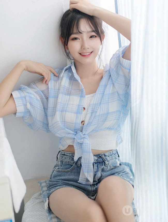 笑容甜美居家少女格纹衬衫牛仔短裤穿搭气质清新写真美照