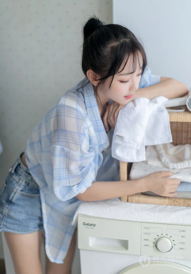笑容甜美居家少女格纹衬衫牛仔短裤穿搭气质清新写真美照