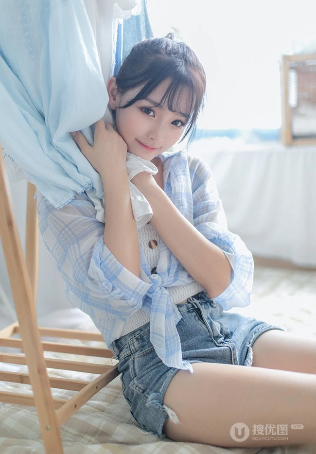 笑容甜美居家少女格纹衬衫牛仔短裤穿搭气质清新写真美照