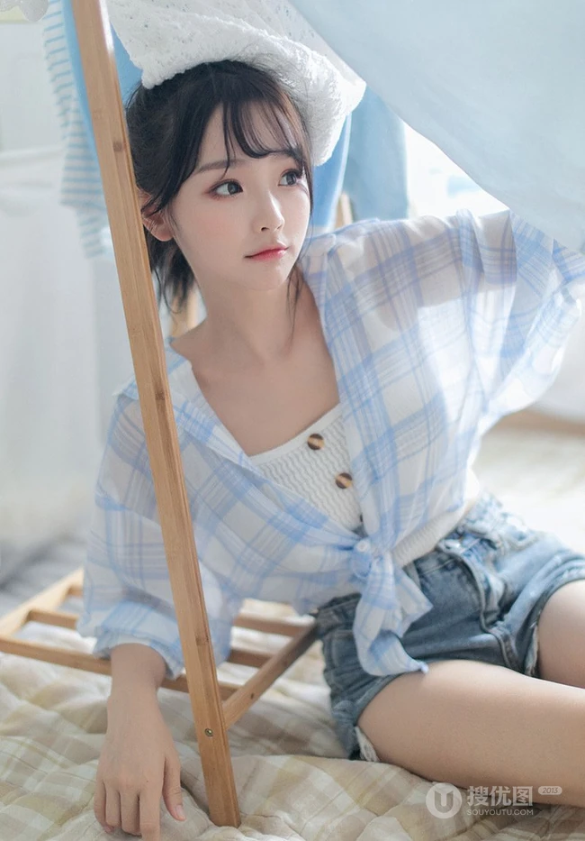 笑容甜美居家少女格纹衬衫牛仔短裤穿搭气质清新写真美照