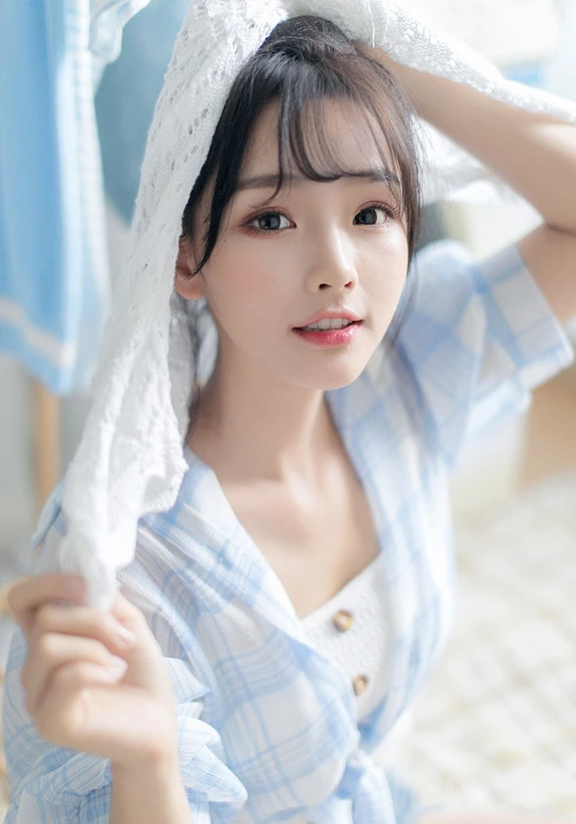 笑容甜美居家少女格纹衬衫牛仔短裤穿搭气质清新写真美照