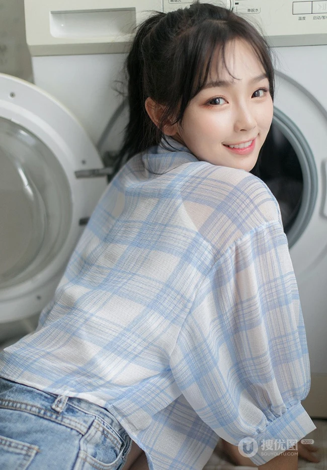 笑容甜美居家少女格纹衬衫牛仔短裤穿搭气质清新写真美照