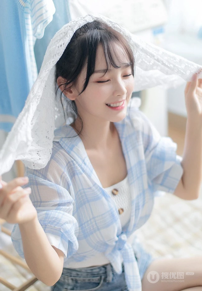 笑容甜美居家少女格纹衬衫牛仔短裤穿搭气质清新写真美照
