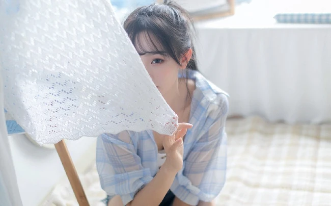 笑容甜美居家少女格纹衬衫牛仔短裤穿搭气质清新写真美照