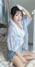 笑容甜美居家少女格纹衬衫牛仔短裤穿搭气质清新写真美照