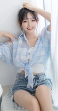 笑容甜美居家少女格纹衬衫牛仔短裤穿搭气质清新写真美照