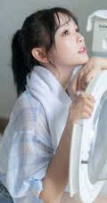 笑容甜美居家少女格纹衬衫牛仔短裤穿搭气质清新写真美照