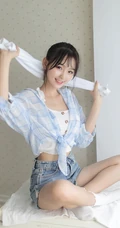 笑容甜美居家少女格纹衬衫牛仔短裤穿搭气质清新写真美照