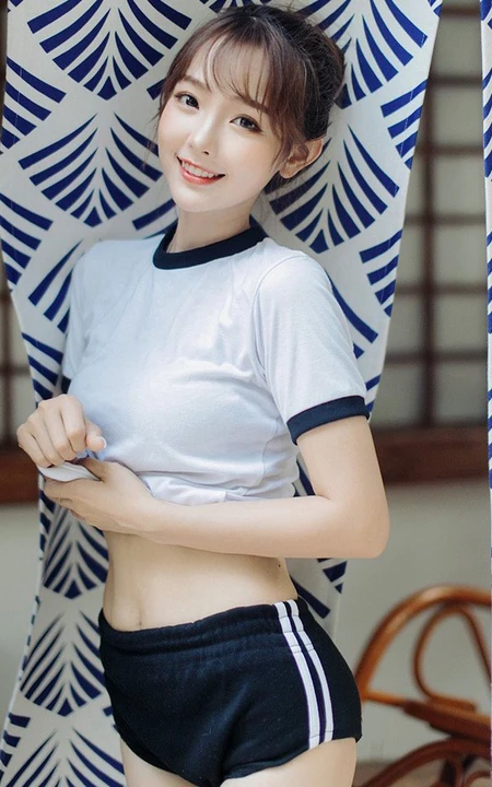 夏日的风，暖暖的吹过，漂亮丸子头少女运动学生装短裤复古写真图集