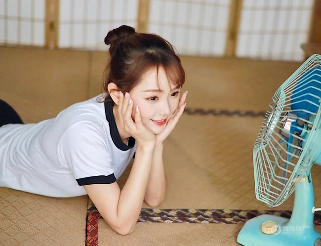 夏日的风，暖暖的吹过，漂亮丸子头少女运动学生装短裤复古写真图集