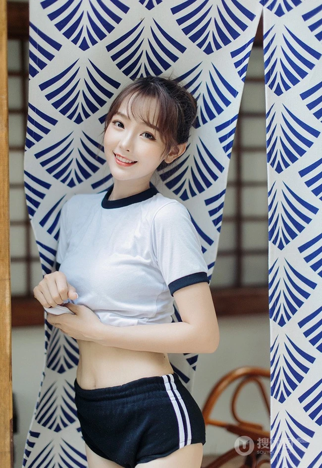 夏日的风，暖暖的吹过，漂亮丸子头少女运动学生装短裤复古写真图集