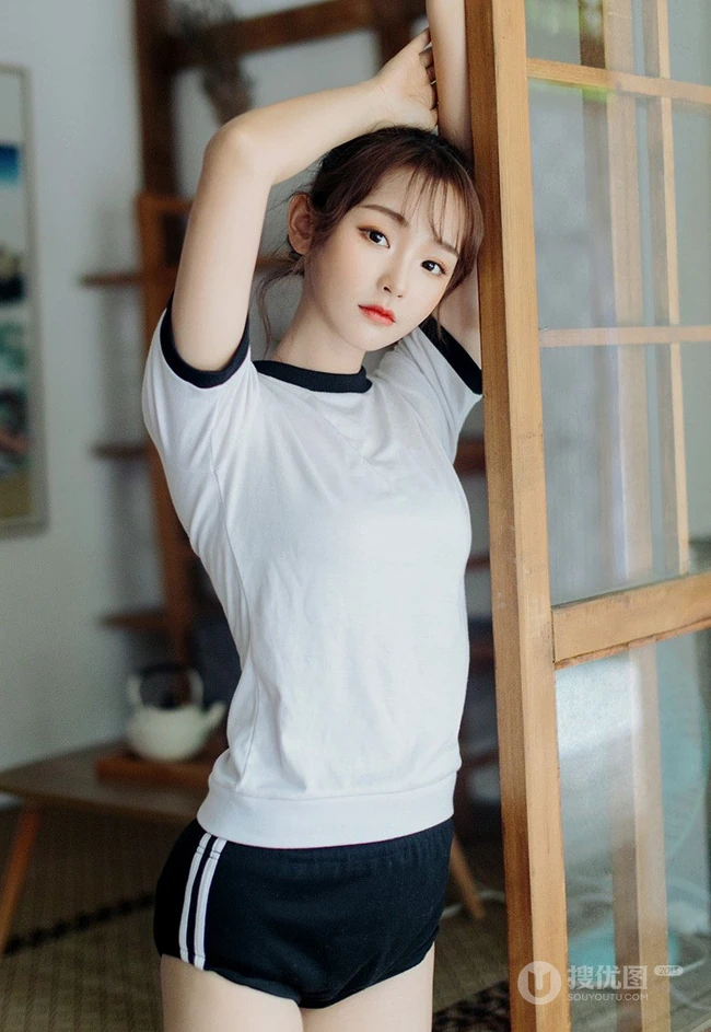 夏日的风，暖暖的吹过，漂亮丸子头少女运动学生装短裤复古写真图集