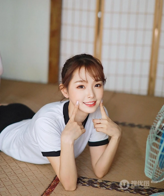夏日的风，暖暖的吹过，漂亮丸子头少女运动学生装短裤复古写真图集