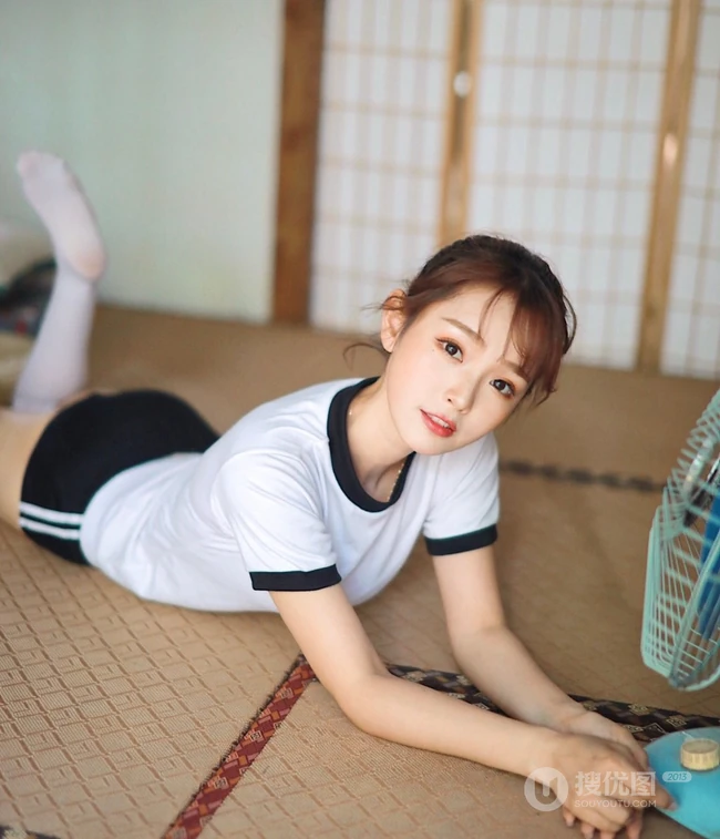 夏日的风，暖暖的吹过，漂亮丸子头少女运动学生装短裤复古写真图集