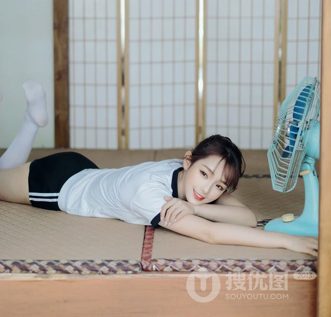 夏日的风，暖暖的吹过，漂亮丸子头少女运动学生装短裤复古写真图集