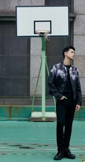 李现露天篮球馆个性俊朗帅气写真照片