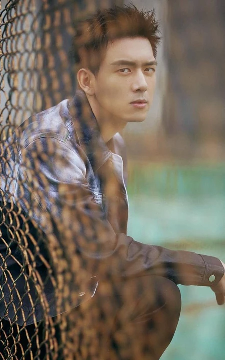 李现露天篮球馆个性俊朗帅气写真照片