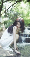 鞠婧祎潺潺小溪边笑容甜美，氧气动人清新写真图片
