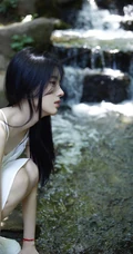 鞠婧祎潺潺小溪边笑容甜美，氧气动人清新写真图片