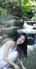 鞠婧祎潺潺小溪边笑容甜美，氧气动人清新写真图片
