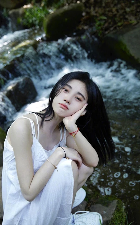 鞠婧祎潺潺小溪边笑容甜美，氧气动人清新写真图片