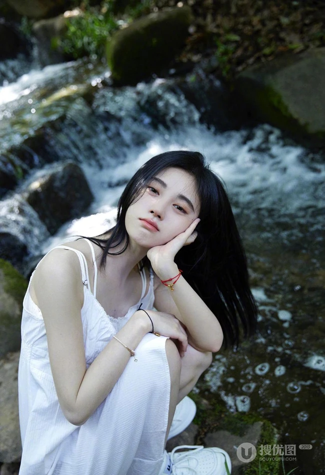 鞠婧祎潺潺小溪边笑容甜美，氧气动人清新写真图片