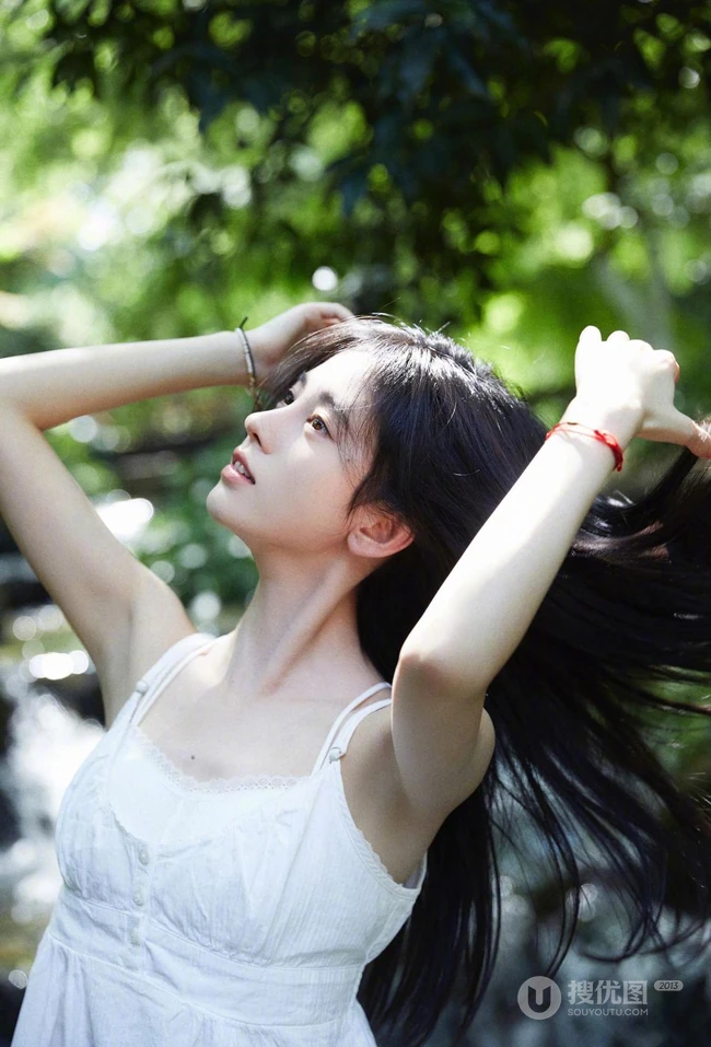 鞠婧祎潺潺小溪边笑容甜美，氧气动人清新写真图片