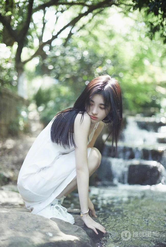 鞠婧祎潺潺小溪边笑容甜美，氧气动人清新写真图片