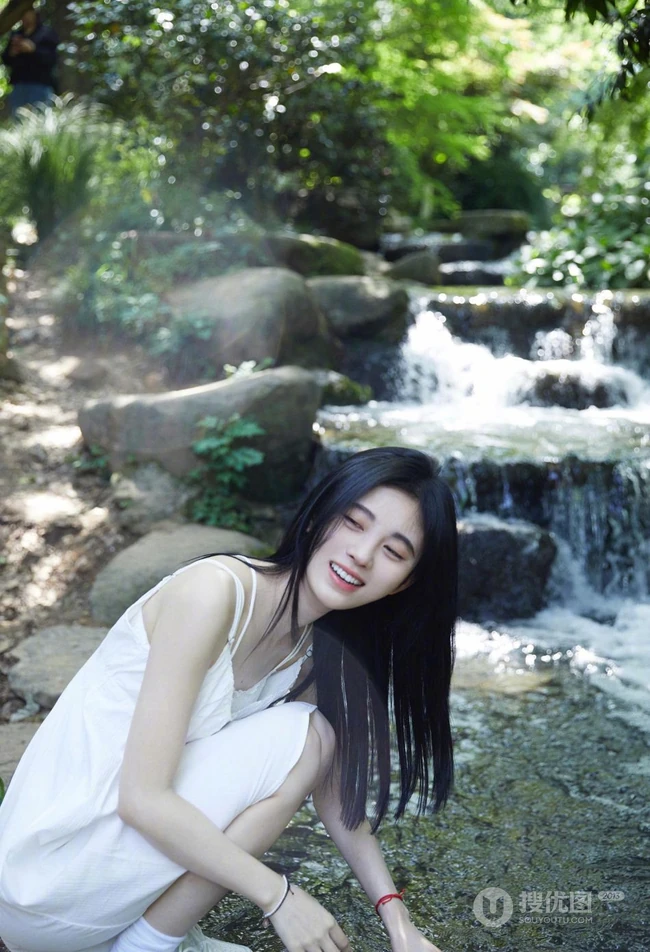 鞠婧祎潺潺小溪边笑容甜美，氧气动人清新写真图片