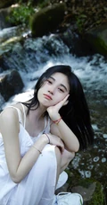 鞠婧祎潺潺小溪边笑容甜美，氧气动人清新写真图片