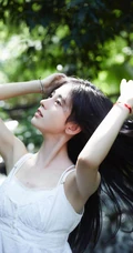 鞠婧祎潺潺小溪边笑容甜美，氧气动人清新写真图片