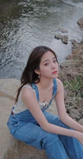 欧阳娜娜静坐河边石头上，单手托腮慵懒动人写真图片
