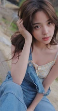 欧阳娜娜静坐河边石头上，单手托腮慵懒动人写真图片